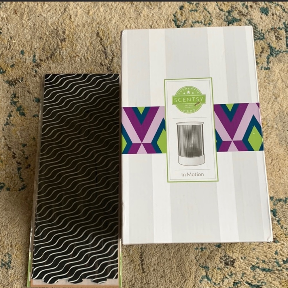 BNIB Scentsy in Motion Warmer —-Retired!!
